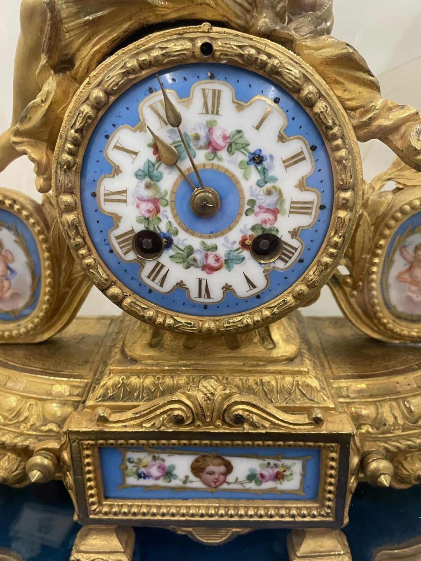 A VINTAGE FRENCH ORMOLU CLOCK WITH DECORATIVE ENAMEL FACE AND PANELS IN A GLASS DOME (A/F) - Image 5 of 10
