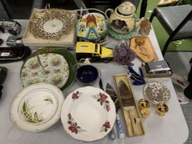 A LARGE MIXED VINTAGE LOT TO INCLUDE CAKE STANDS, A NOVELTY TEAPOT AND LAMP, WEDGWOOD AND SPODE