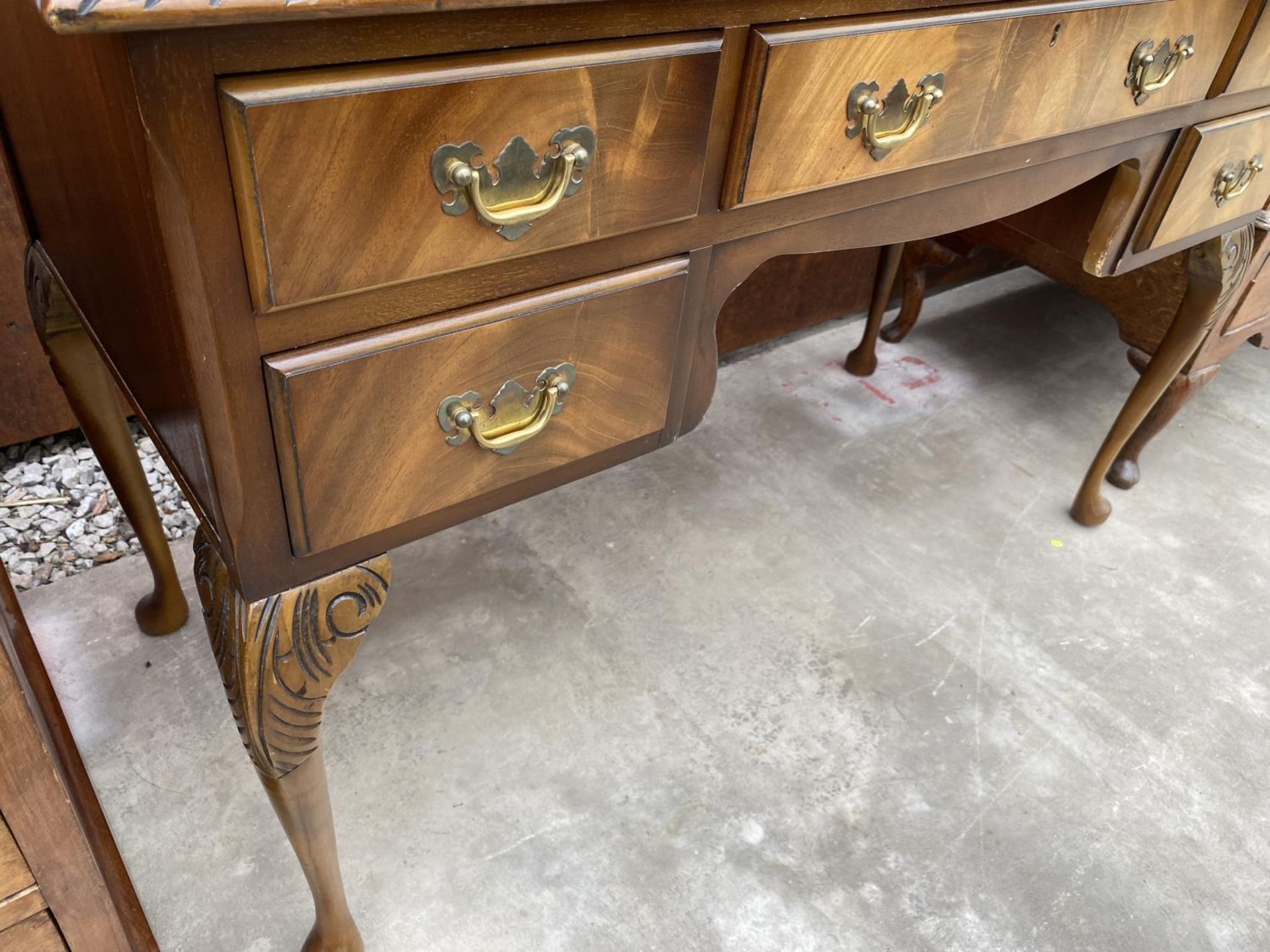 A MID 20TH CENTURY MAHOGANY KNEE HOLE DESK ENCLOSING SHORT AND ONE LONG DRAWER ON CABRIOLE LEGS WITH - Image 4 of 6