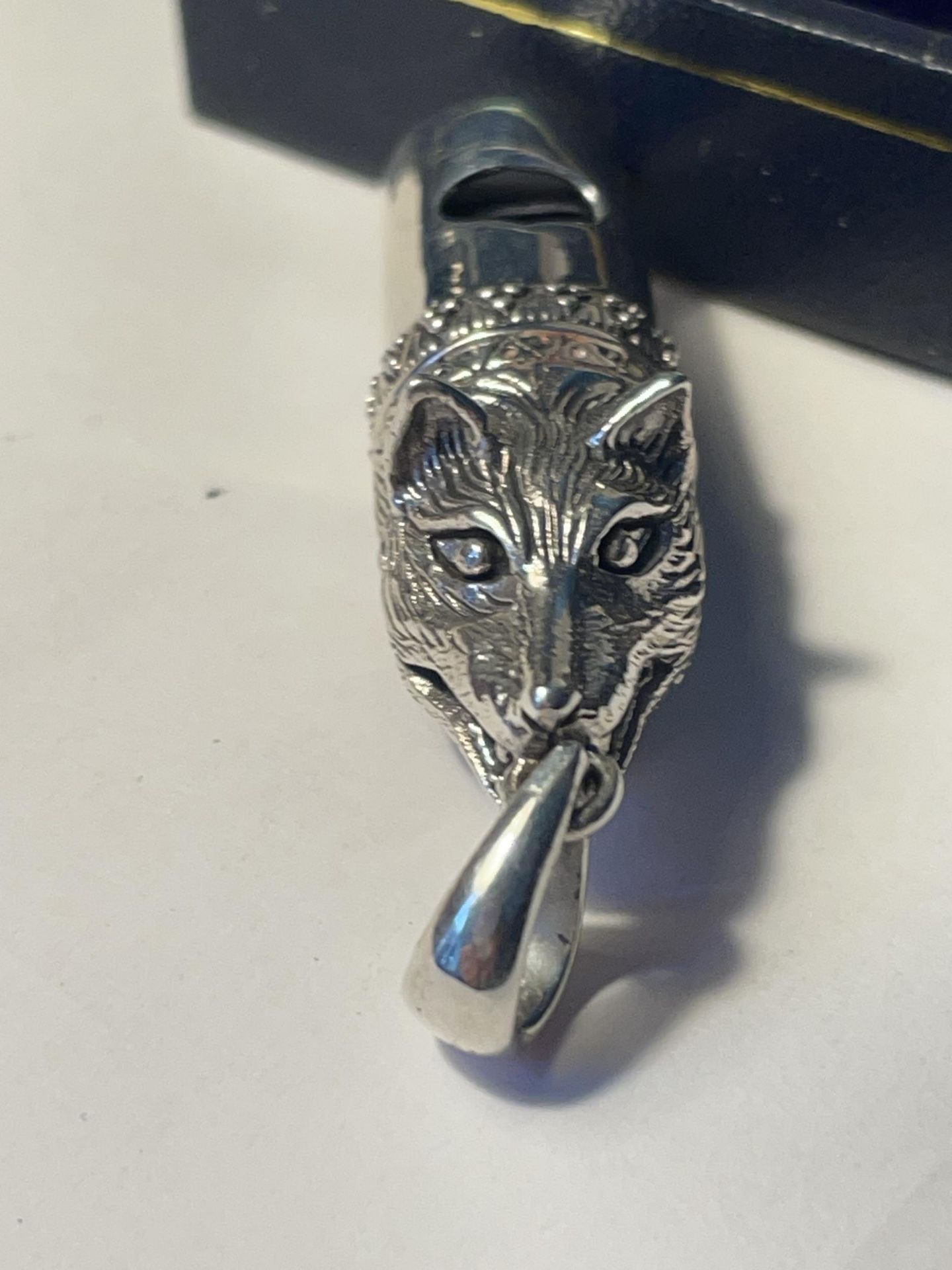 A MARKED 925 SILVER WHISTLE PENDANT IN THE FORM OF FOXES HEAD WITH PRESENTATION BOX - Image 3 of 4