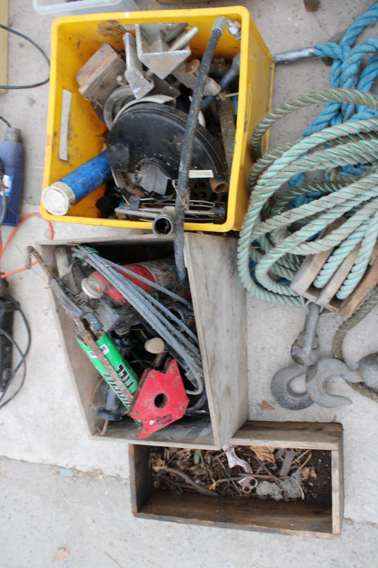 AN ASSORTMENT OF ITEMS TO INCLUDE ROPE, PULLEY GHOOKS AND A VICE ETC - Image 3 of 3