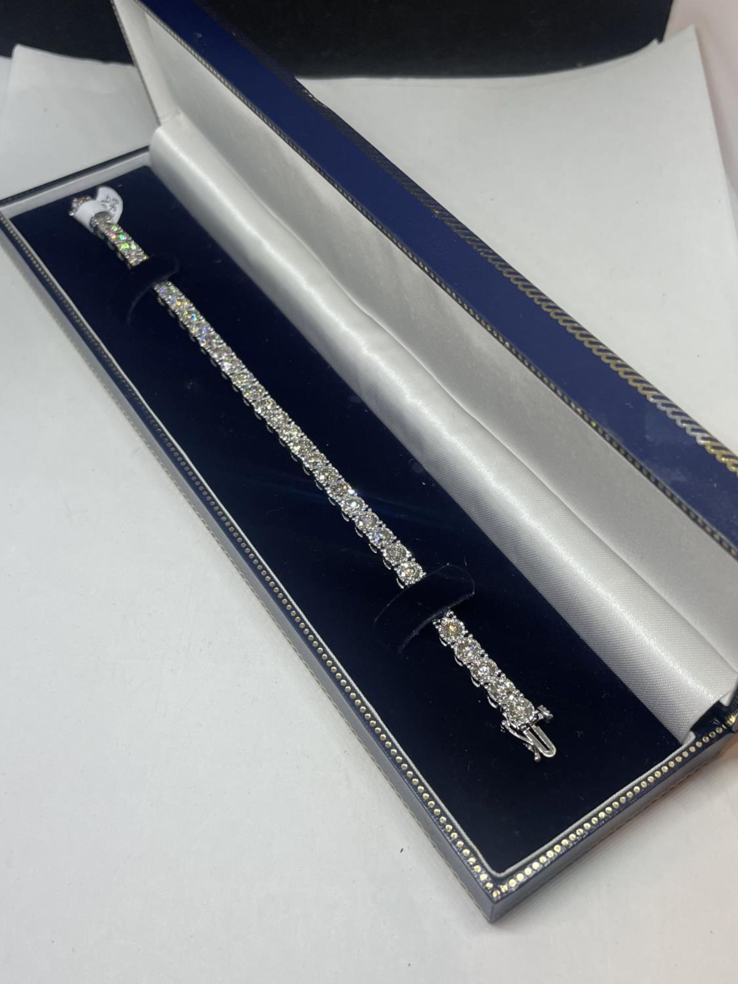 A NEW 9 CARAT WHITE GOLD BRACELET, SET WITH BRILLIANT CUT DIAMONDS - TOTAL DIAMOND WEIGHT 11.10 - Image 2 of 6