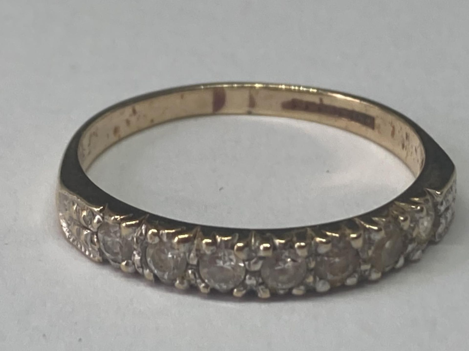 A 9 CARAT GOLD RING WITH CUBIC ZIRCONIAS SIZE O