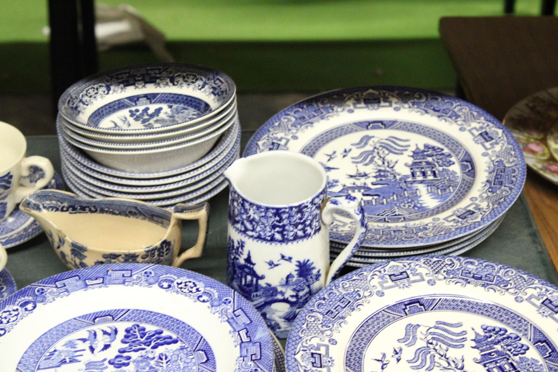 A QUANTITY OF BLUE AND WHITE WILLOW PATTERN DINNERWARE TO INCLUDE VARIOUS SIZES OF PLATES, BOWLS, - Image 3 of 6