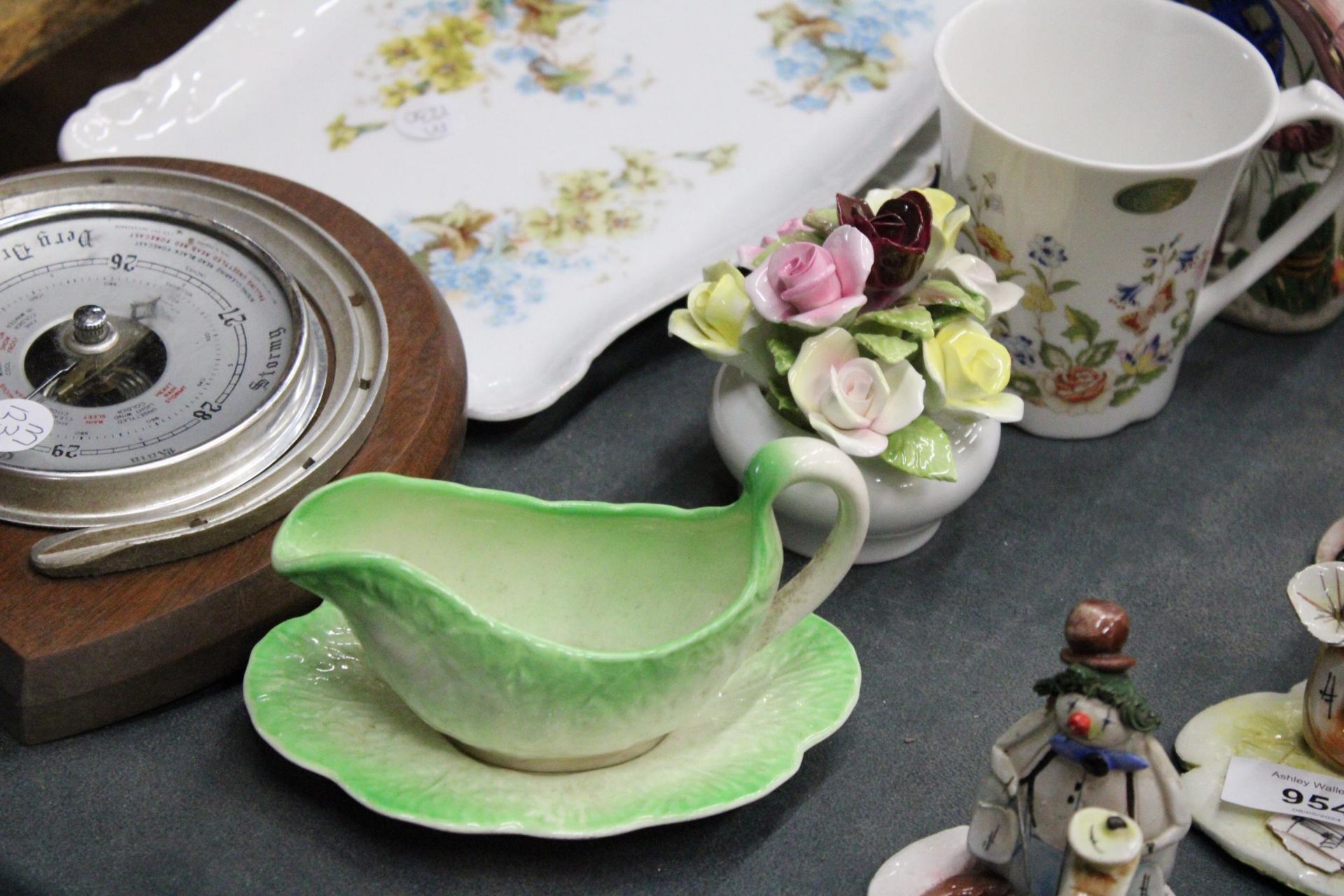 A QUANTITY OF CERAMICS TO INCLUDE NOVELTY TEAPOTS, PLATES, A CERAMIC POSY, BAROMETER IN A HORSESHOE, - Image 4 of 6