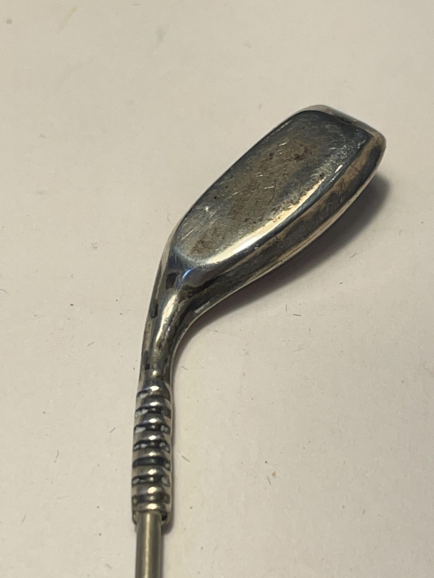 A HALLMARKED BIRMINGHAM SILVER PIN BROOCH IN THE FORM OF A GOLF CLUB - Image 2 of 3