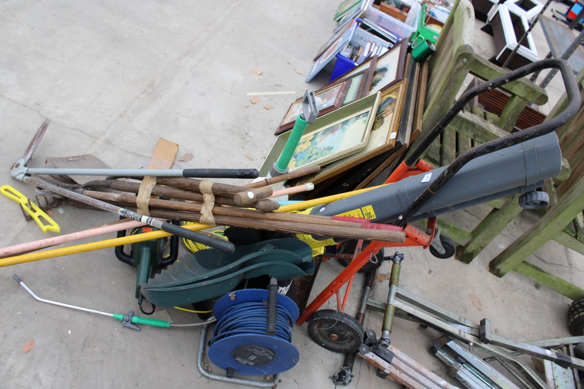 AN ASSORTMENT OF GARDEN TOOLS TO INCLUDE A SHOVEL, HALF MOON AND EXTENSION LEAD ETC - Image 3 of 3