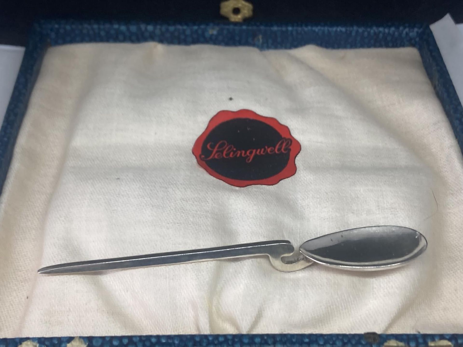 A SET OF SIX SILVER HALLMARKED SHEFFIELD TEASPOONS IN A PRESENTATION BOX - Image 4 of 6