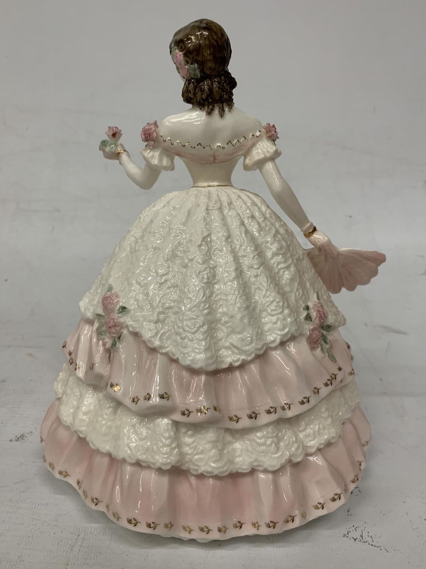 A COALPORT FIGURINE "OLIVIA" COALPORT HEIRLOOM FIGURINE OF THE YEAR 1997 ISSUED STRICTLY TO 1997 - Image 3 of 5