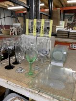 A MIXED LOT OF GLASSWARE TO INCLUDE PLACEMATS, COASTERS, WINE GLASSES AND TUMBERS