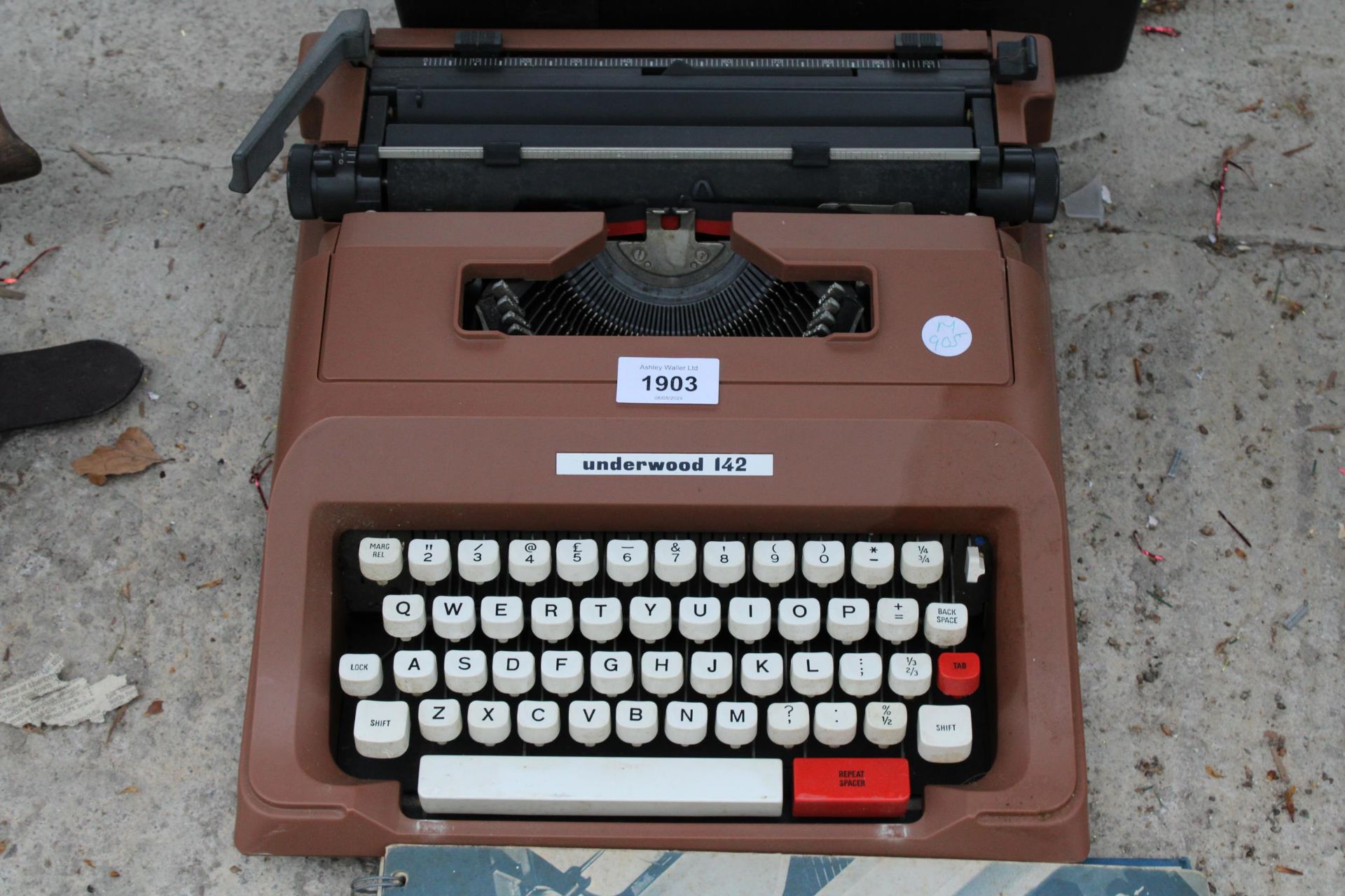 A RETRO UNDERWOOD 142 TYPEWRITER WITH CARRY CASE - Image 2 of 2