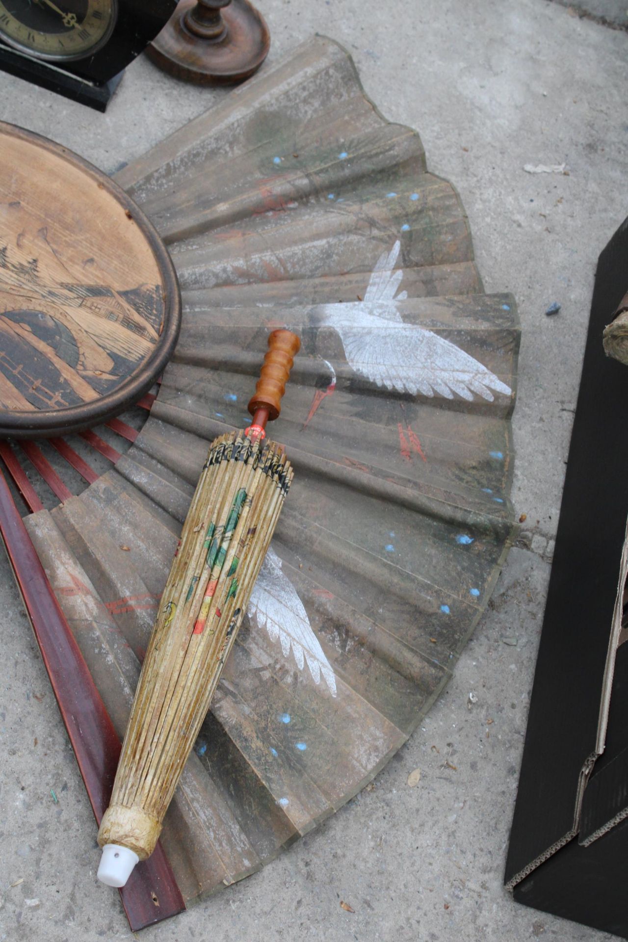 AN ASSORTMENT OF VINTAGE ITEMS TO INCLUDE A FAN, A PARASOL AND CLOCKS ETC - Image 4 of 5