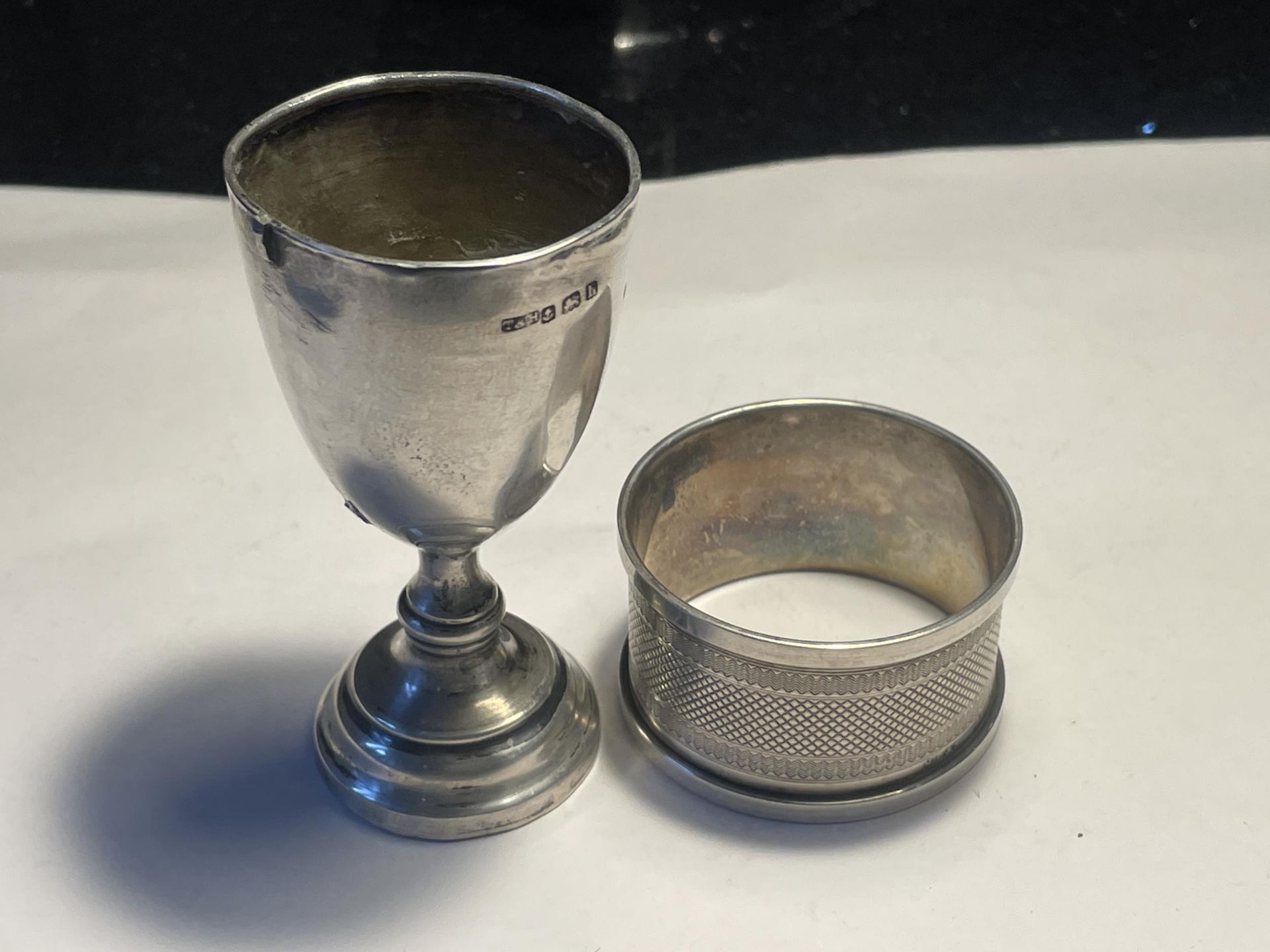 TWO HALLMARKED BIRMINGHAM SILVER ITEMS TO INCLUDE AN ENGRAVED NAPKIN RING AND AN ENGRAVED CUP - Image 2 of 4