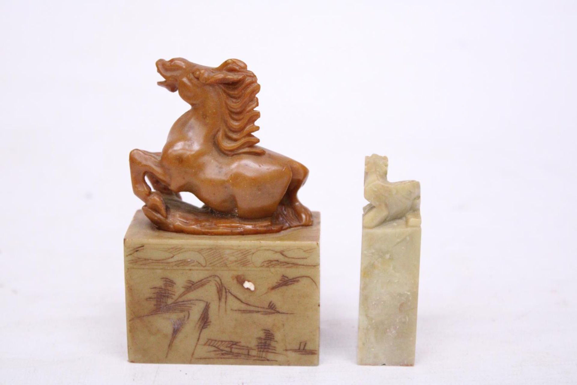 A CHINESE CARVED SOAPSTONE SEAL DEPICTING A REARING HORSE TOGETHER WITH A LION SEAL CARVING - Bild 3 aus 6