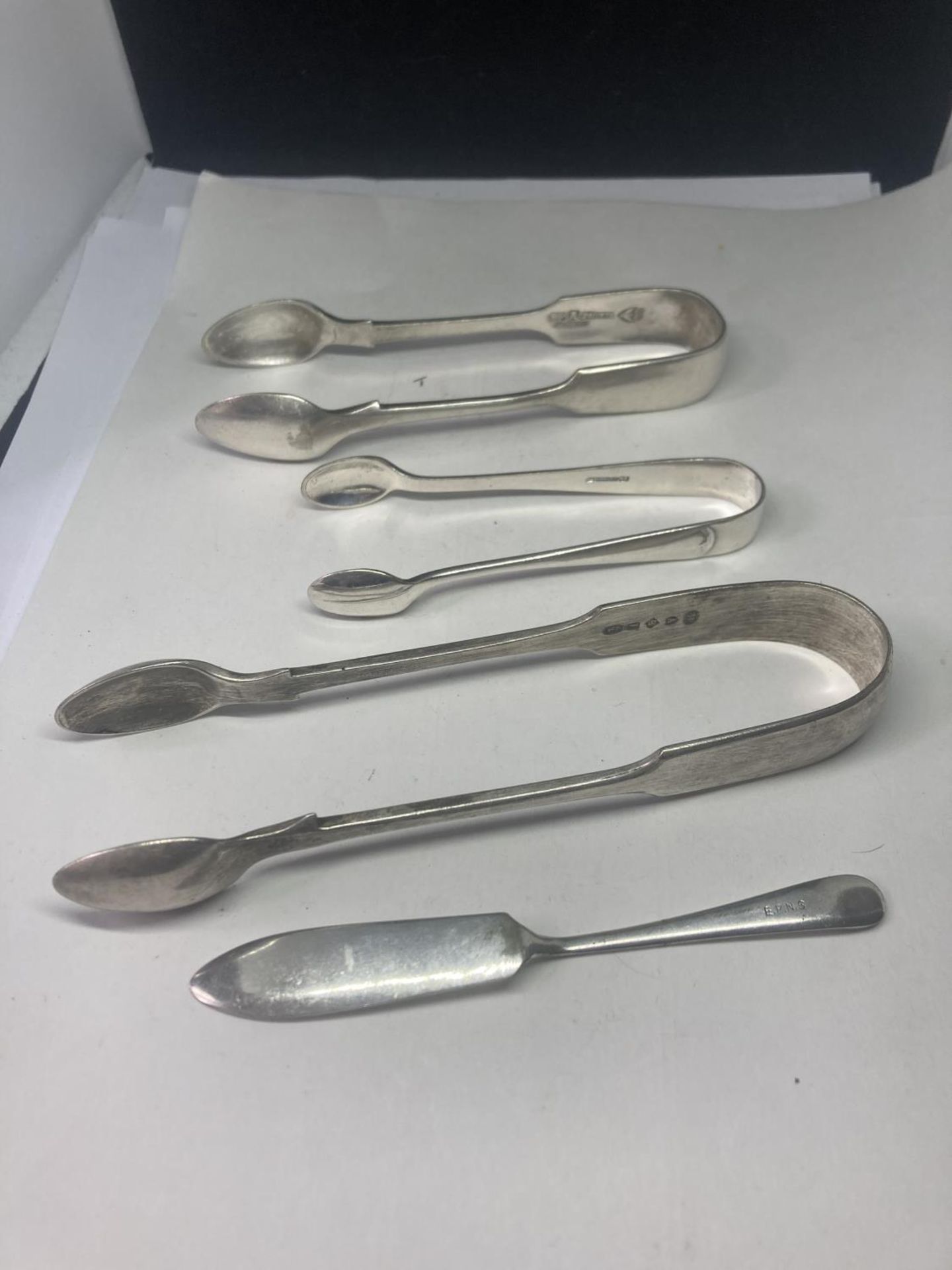 FOUE SILVER PLATED ITEMS TO INCLUDE THREE SETS OF NIPS AND A BUTTER KNIFE - Image 3 of 4