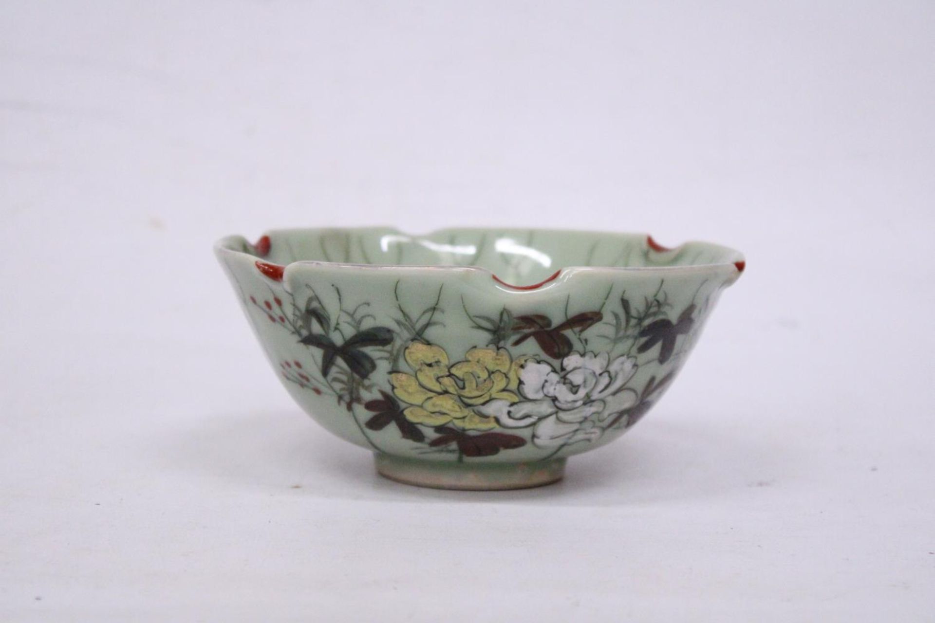 A CHINESE PORCELAIN GLAZED FOOTED BOWL WITH FLORAL DECORATION - Image 4 of 7