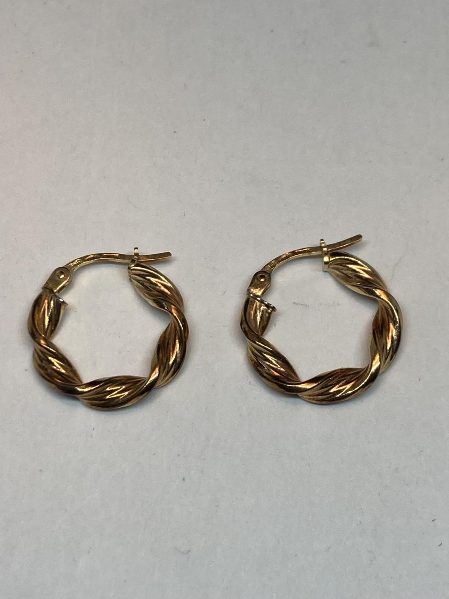 A PAIR OF 9 CARAT GOLD TWISTED HOOP EARRINGS GROSS WEIGHT 1.21 GRAMS - Image 2 of 6