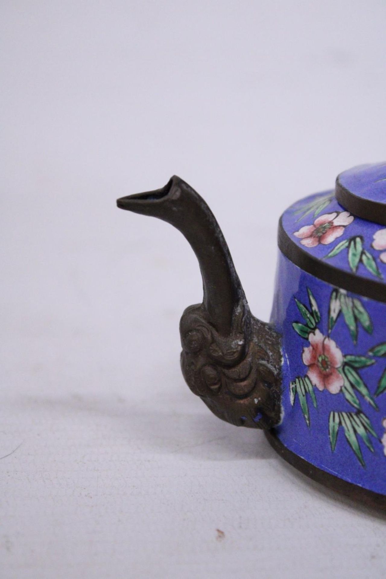 A SMALL FLORAL CHINESE CLOISONNE ENAMEL TEAPOT WITH ELEPHANT SPOUT AND SNAKE HANDLE TOGETHER WITH - Image 5 of 5