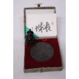 A BOXED BRONZE MEDAL "GREAT WALL OF CHINA" WITH A MINIATURE BUDDAH