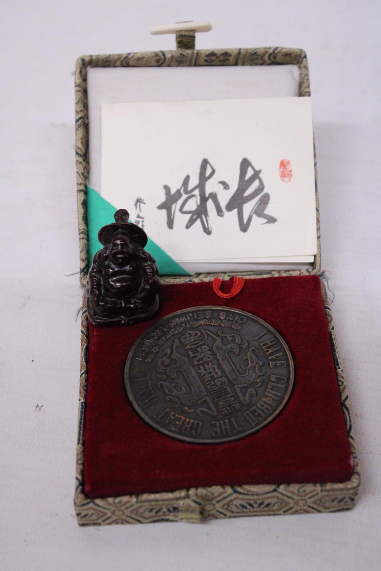 A BOXED BRONZE MEDAL "GREAT WALL OF CHINA" WITH A MINIATURE BUDDAH