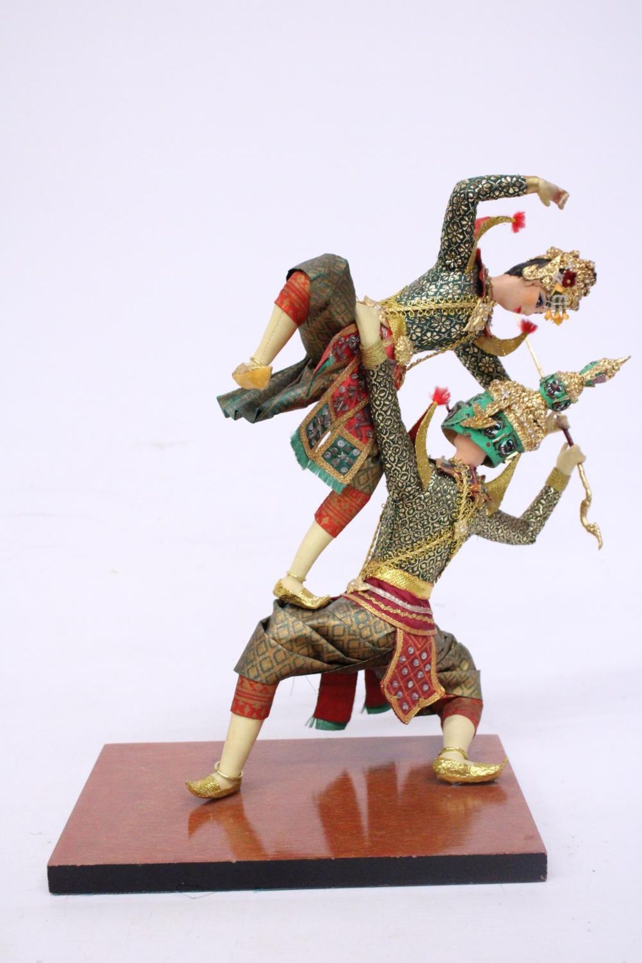 A PAIR OF HANDMADE BANGKOK DOLLS ON WOODEN PLINTH - Image 5 of 6