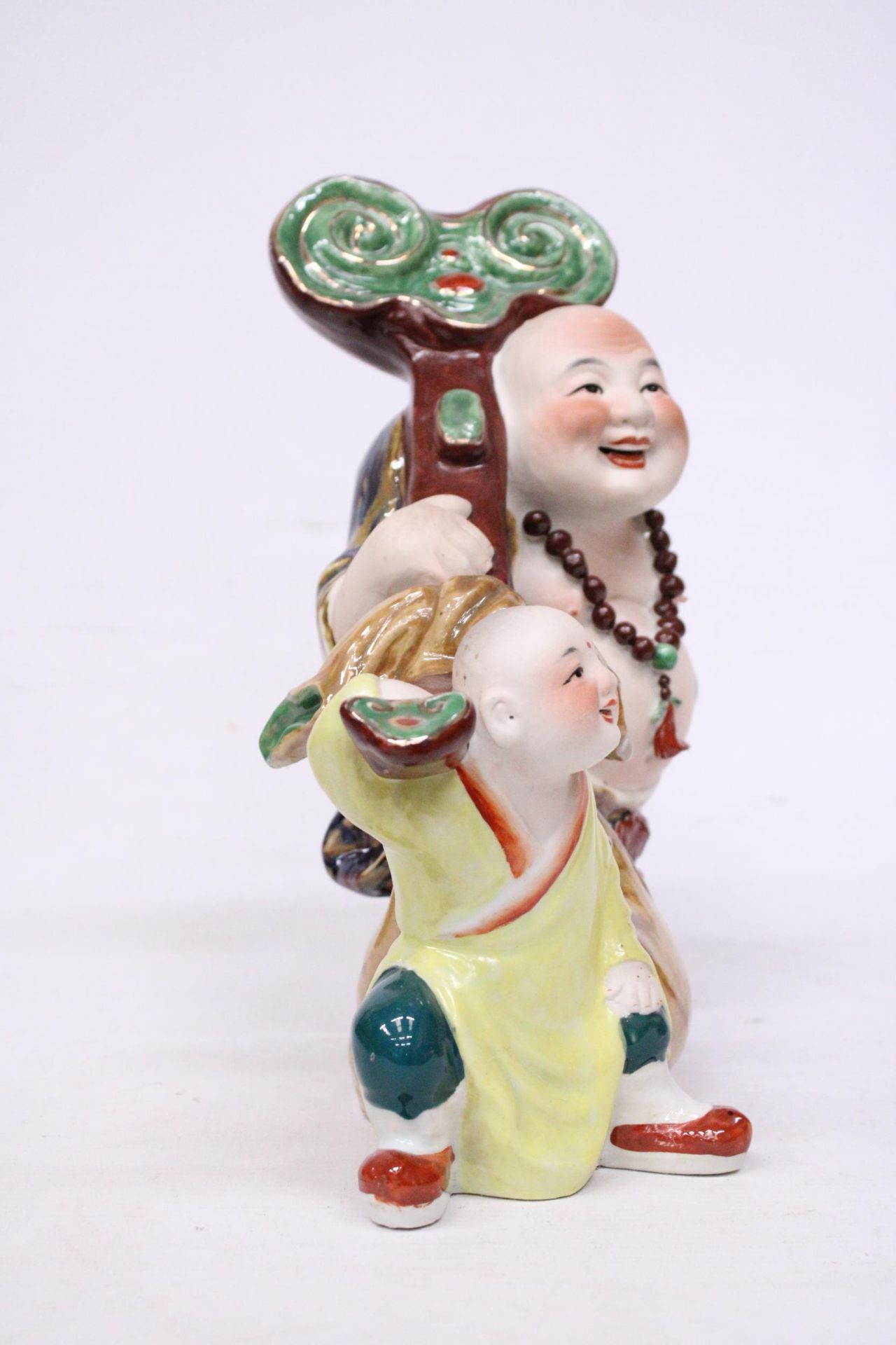 A CHINESE PORCELAIN BUDDHA WITH CHILD - Image 3 of 7