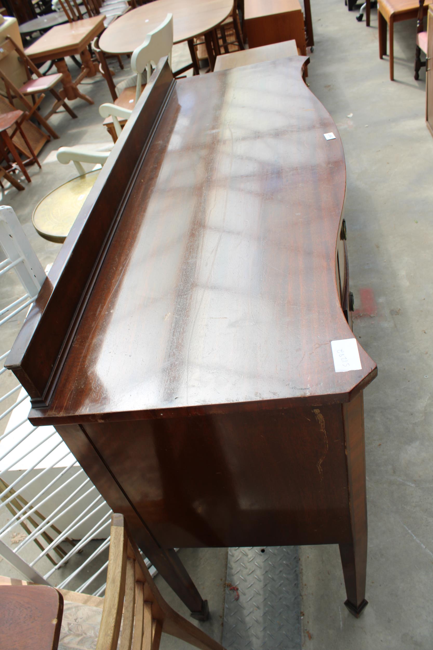 A REGENCY STYLE MAHOGANY WARING & GILLOW SERPENTINE SIDEBOARD ON TAPERING LEGS WITH SPADE FEET, - Image 3 of 5