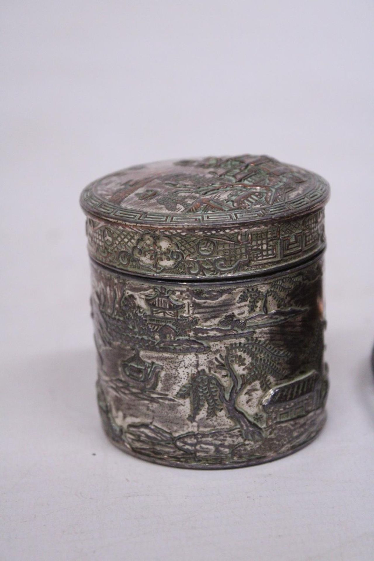 A VINTAGE (POSSIBLY BRONZE) ORIENTAL ASHTRAY WITH DRAGON DESIGN TOGETHER WITH A WHITE METAL LIDDED - Image 2 of 6