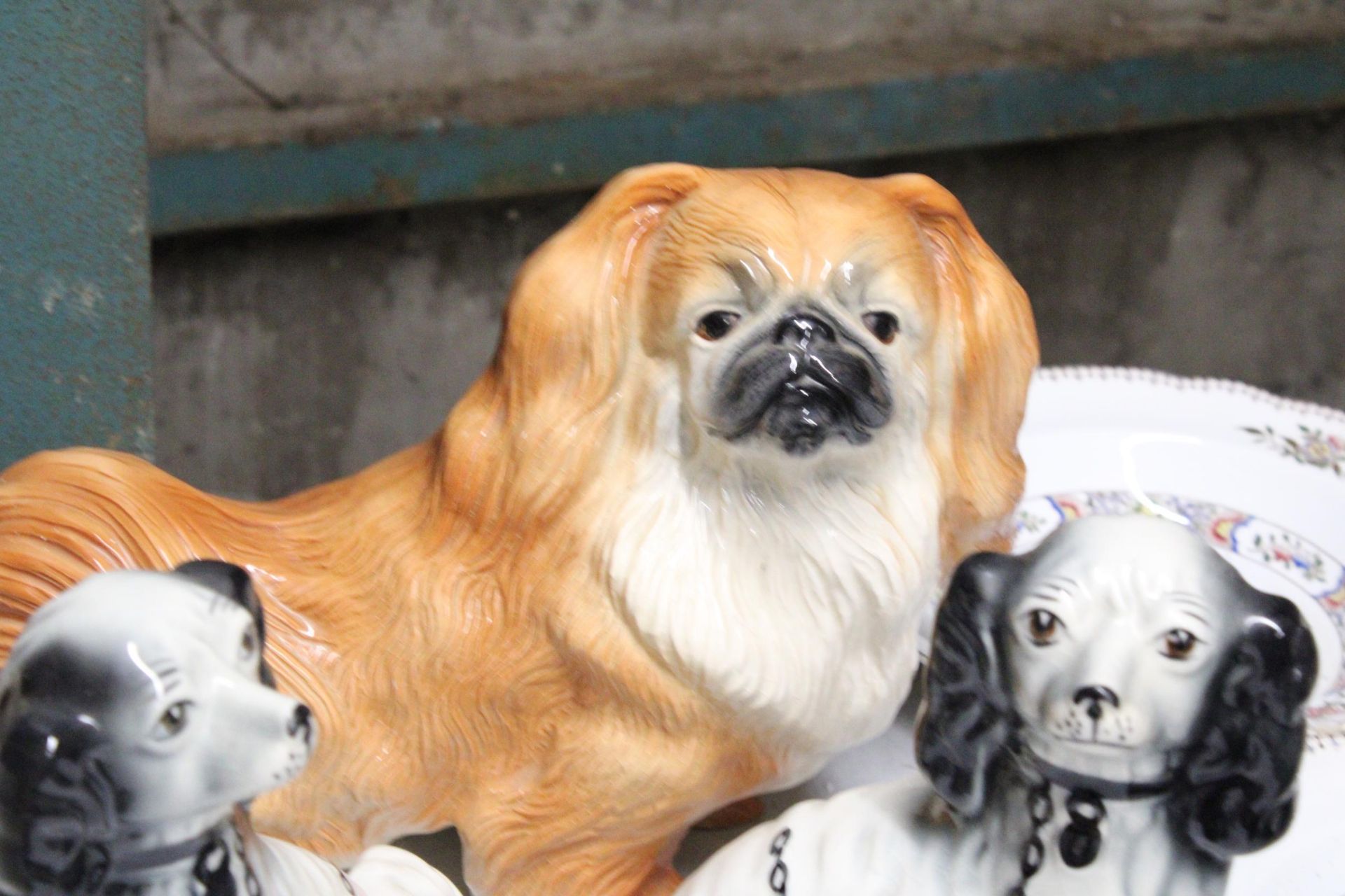 A LARGE CERAMIC MODEL OF A PEKINESE DOG, HEIGHT 25CM, LENGTH 38CM - Image 2 of 5