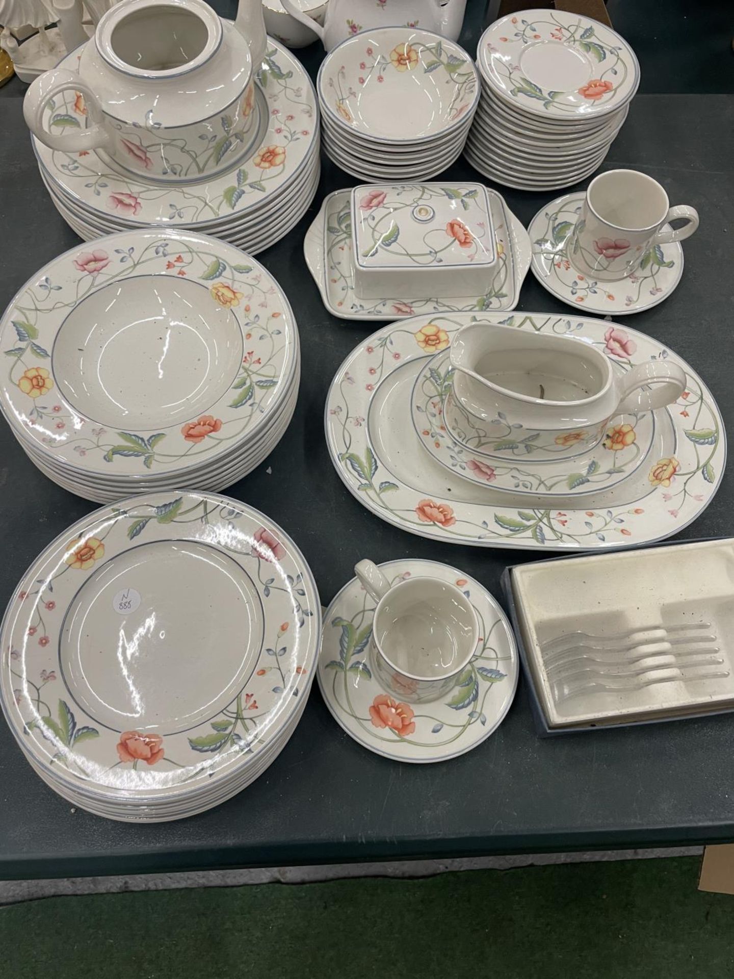 VARIOUS VILLEROY AND BOSH ALBERTINA DINNERWARE ITEMS TO INCLUDE BOWLS, PLATES, DISHES, FORKS, - Image 2 of 8