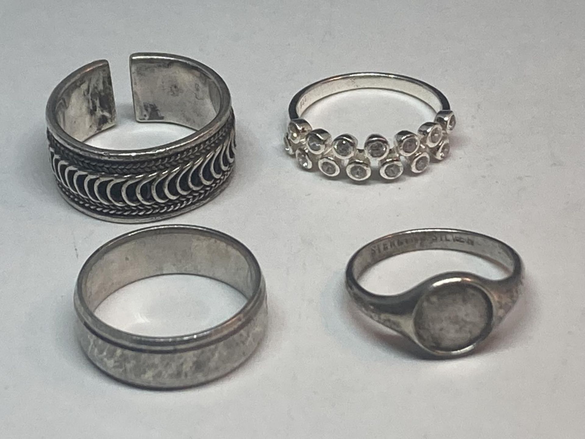 FOUR VARIOUS SILVER RINGS - Image 2 of 6