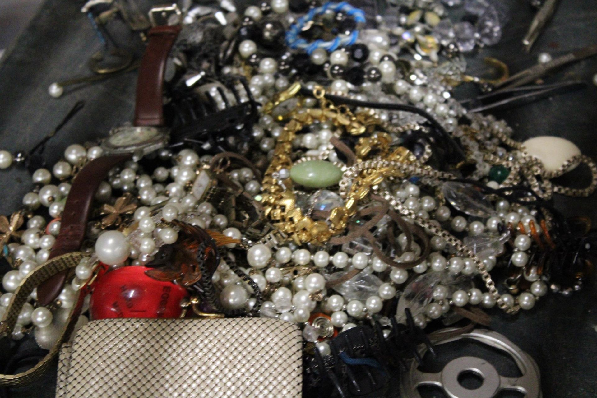 A QUANTITY OF COSTUME JEWELLERY TO INCLUDE NECKLACES, EARRINGS, BROOCHES ETC - Image 3 of 5