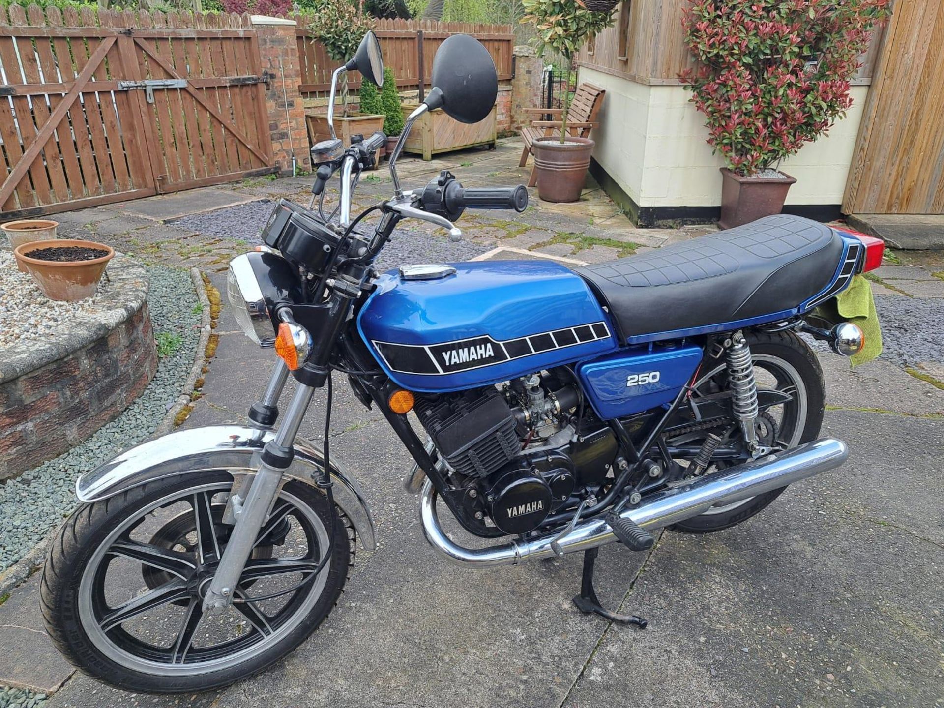 A YAMAHA RD 250 MOTORCYCLE, MILEAGE AT CATALOGING 29152, INVOICES FOR PARTS AND PREVIOUS MOTs - ON A