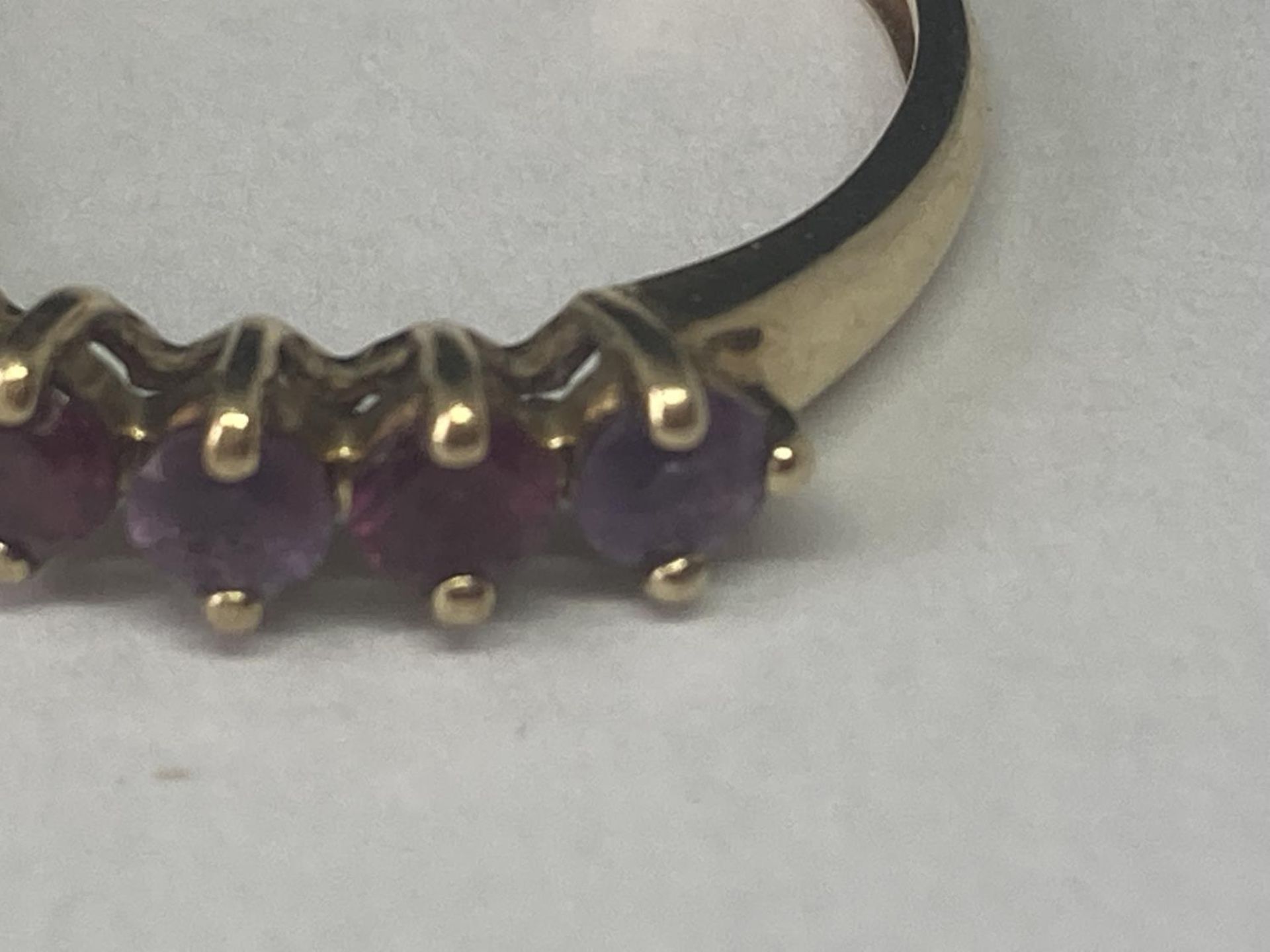 A 9 CARAT GOLD RING WITH GARNETS AND AMETHYSTS SIZE Q - Image 3 of 8