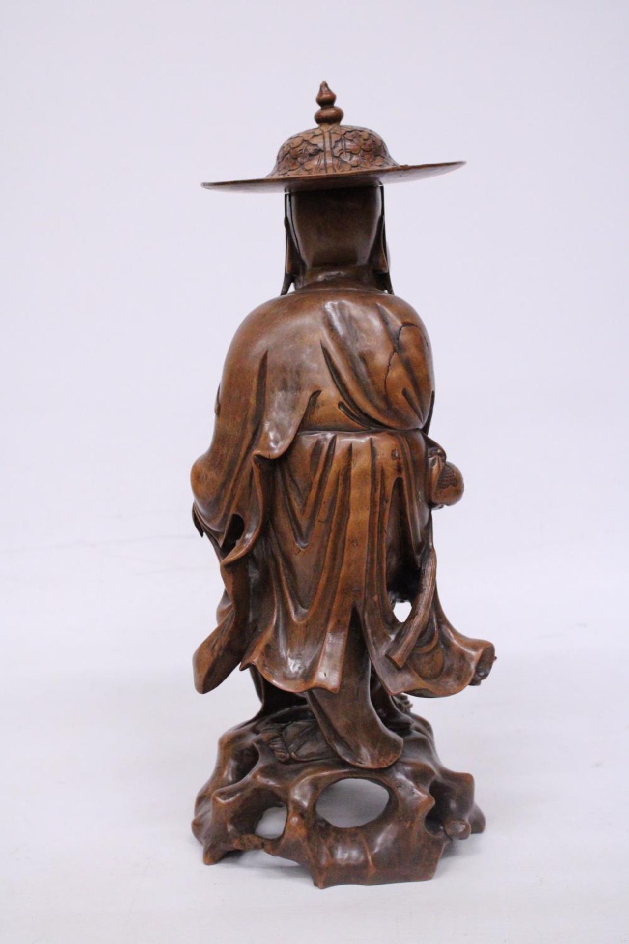 A VINTAGE ORIENTAL ROOTWOOD CARVING OF A HOLYMAN WEARING A TYPICAL COOLIE HAT WITH TEETH ( - Image 3 of 7