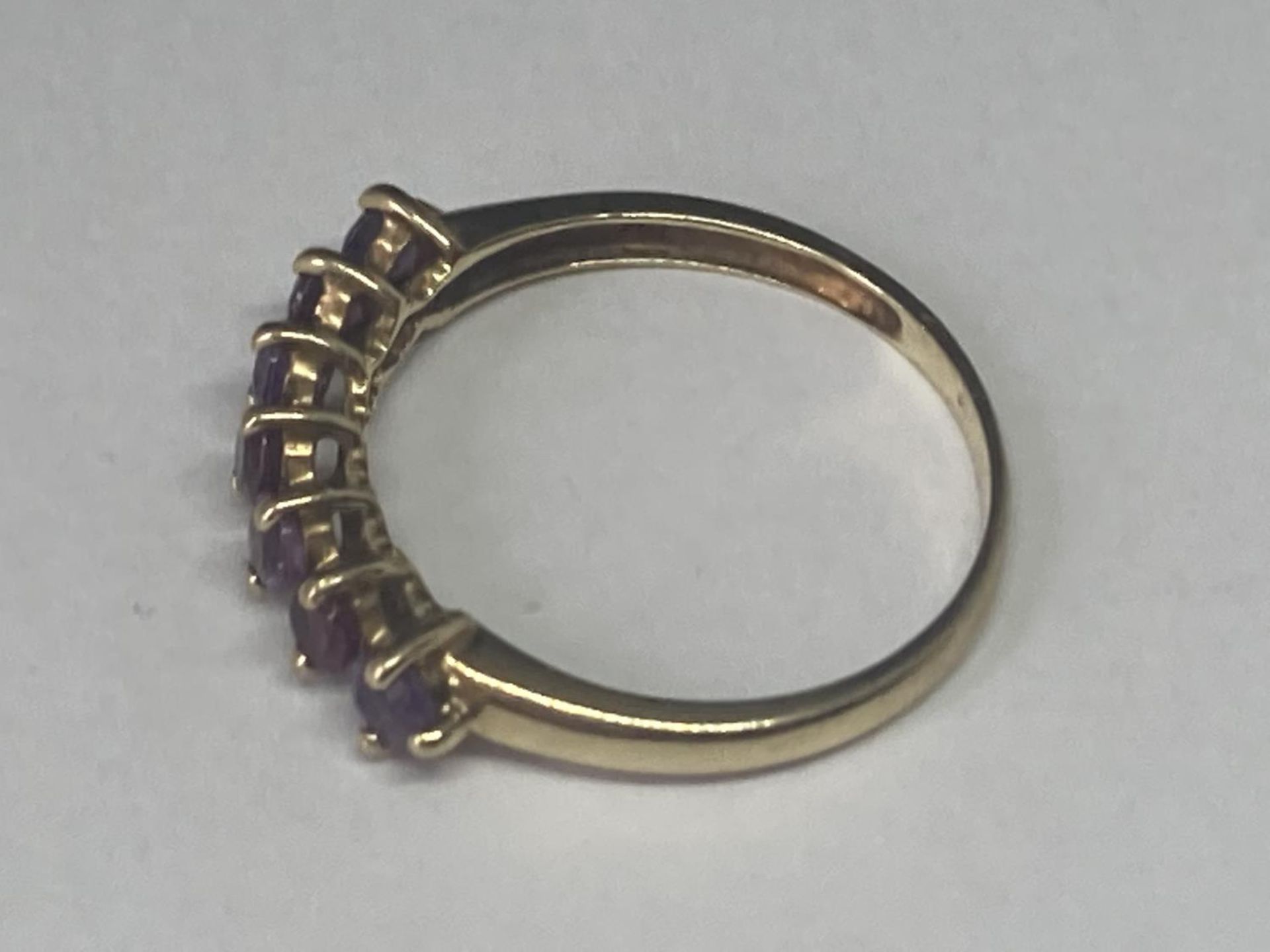 A 9 CARAT GOLD RING WITH GARNETS AND AMETHYSTS SIZE Q - Image 6 of 8