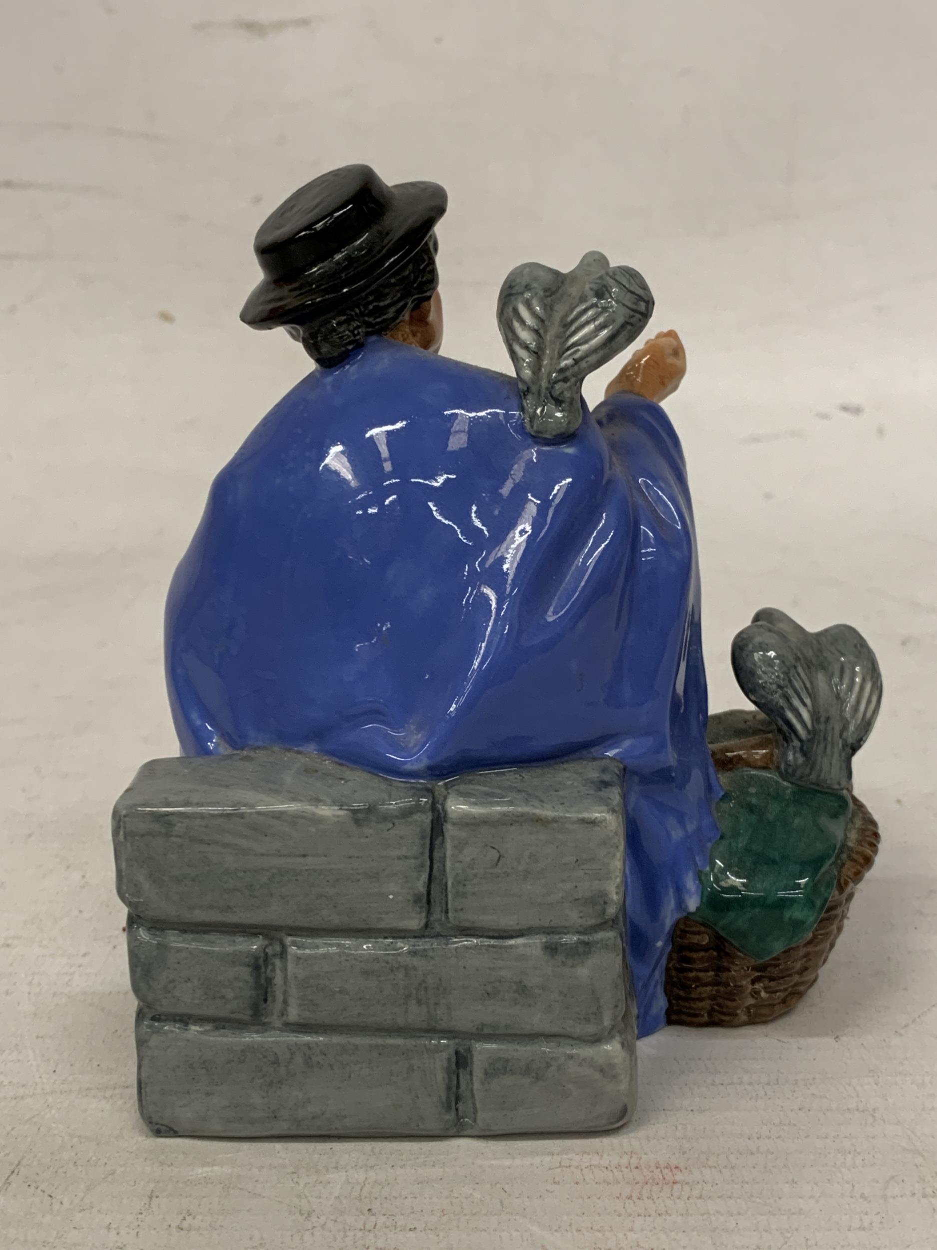 A ROYAL DOULTON FIGURINE "TUPPENCE A BAG" HN 2320 - Image 3 of 5