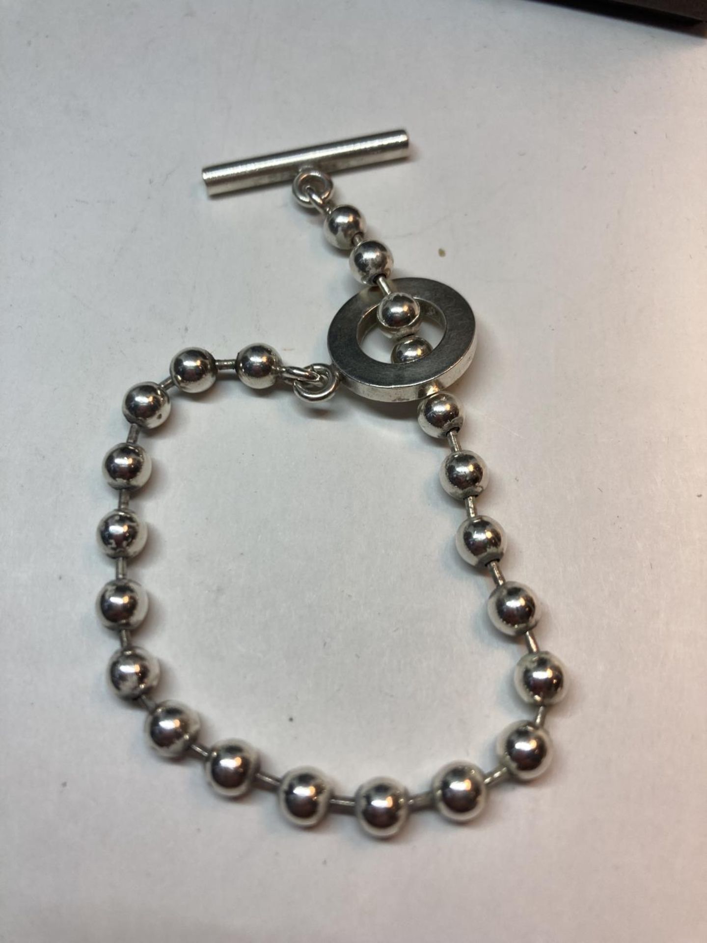 A GENUINE GUCCI SILVER BOULE CHAIN BRACELET APPROXIMATLY 18CM LONG IN ORIGINAL PRESENTATION BOX WITH - Image 3 of 12