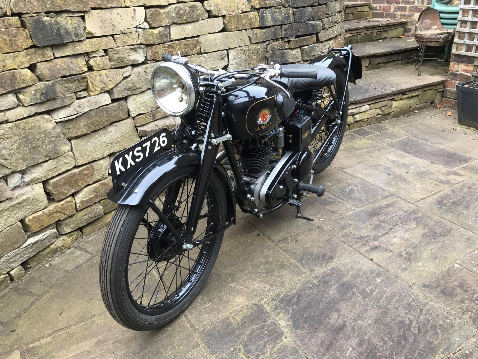 A 1936 OK SUPREME FLYING CLOUD MOTORCYCLE, 250 OHV J.A.P. ENGINE, 4-SPEED GEARBOX, NICELY - Bild 3 aus 4