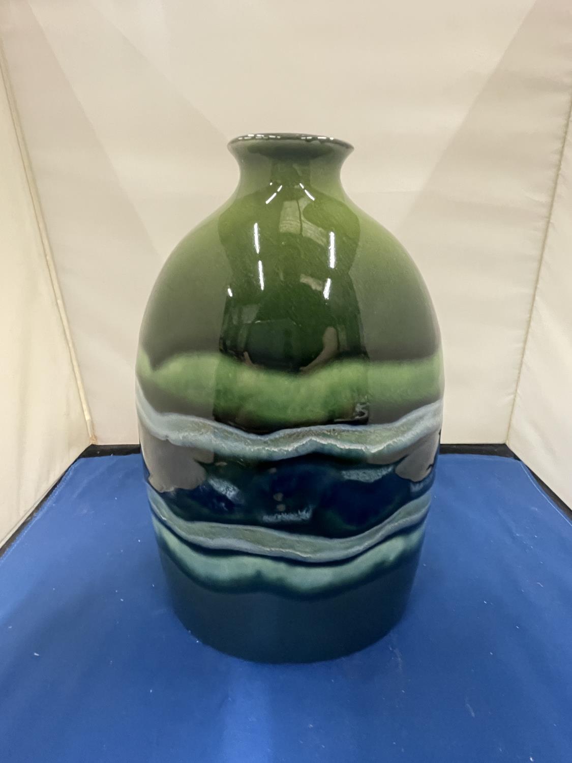 A POOLE POTTERY BOTTLE VASE MAYA DESIGN WITH ORIGINAL BOX 23CM TALL - Image 3 of 12