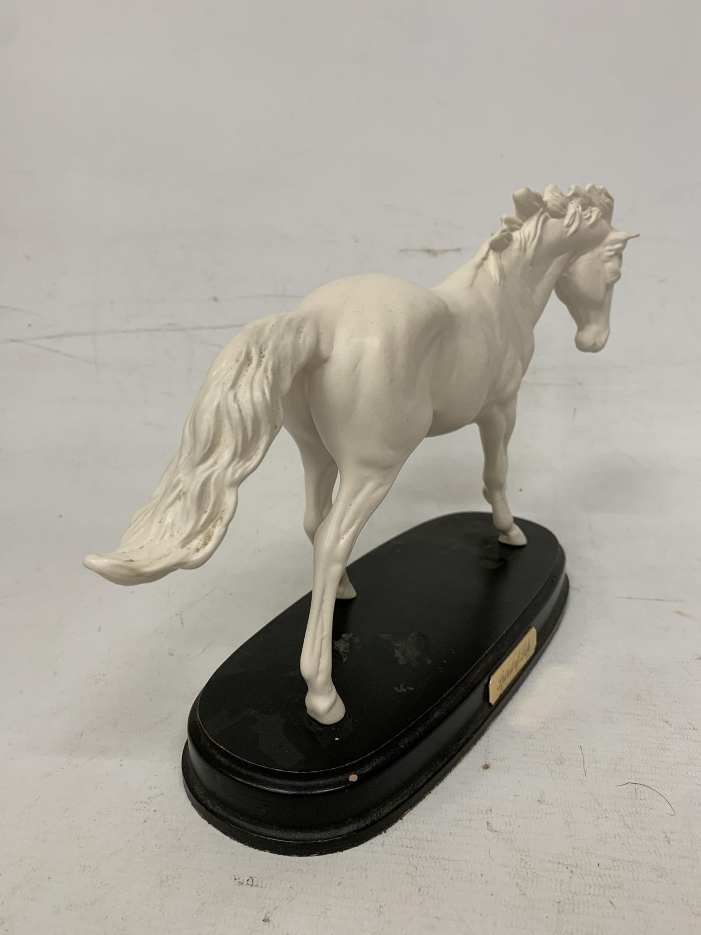 A ROYAL DOULTON "SPIRIT OF LIFE" FIGURE OF A HORSE ON WOODEN PLINTH - Image 3 of 4
