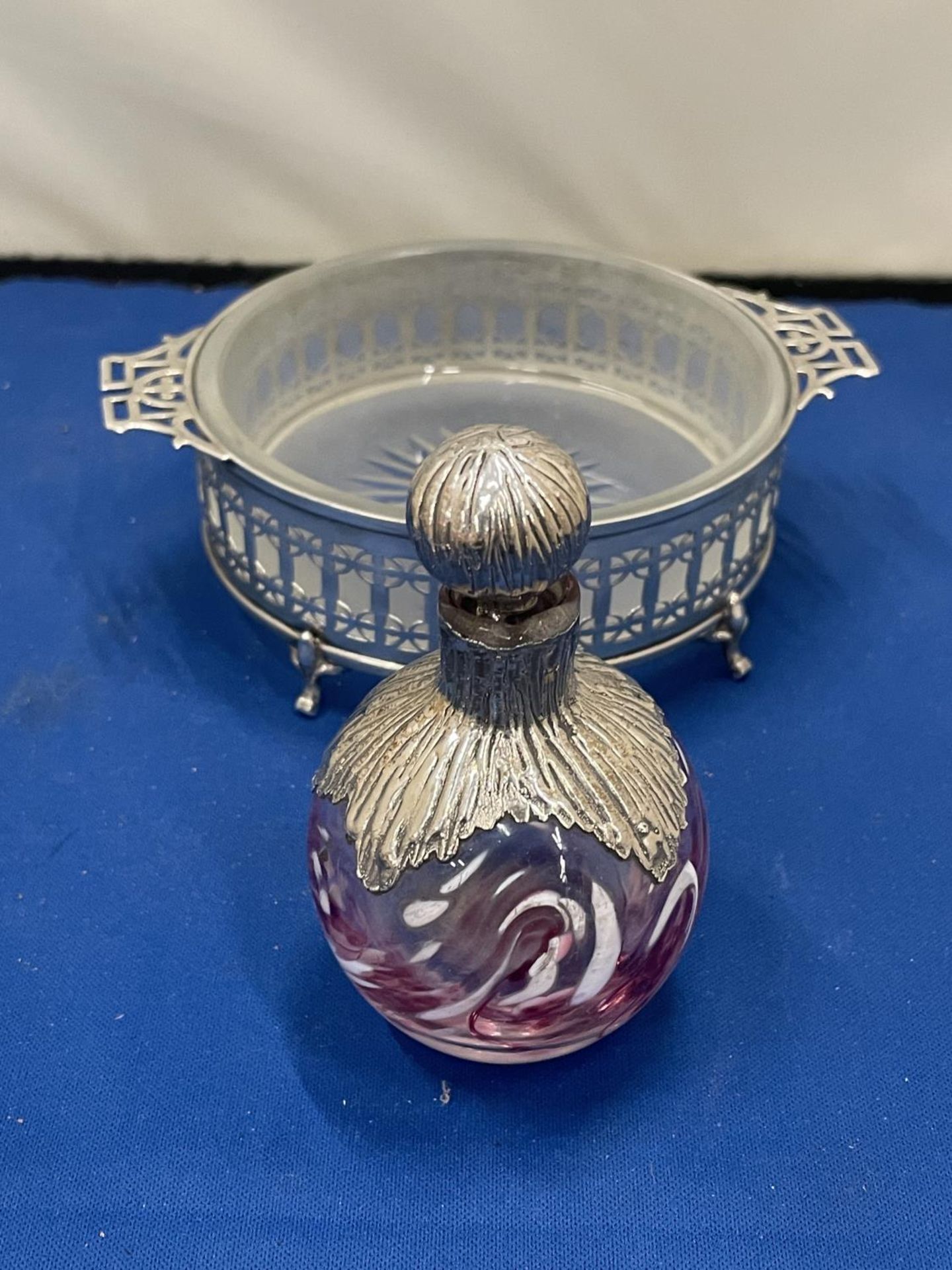 A PINK GLASS SCENT BOTTLE WITH HALLMARKED SILVER COLLAR AND STOPPER AND A HALLMARKED BIRMINGHAM - Image 2 of 10