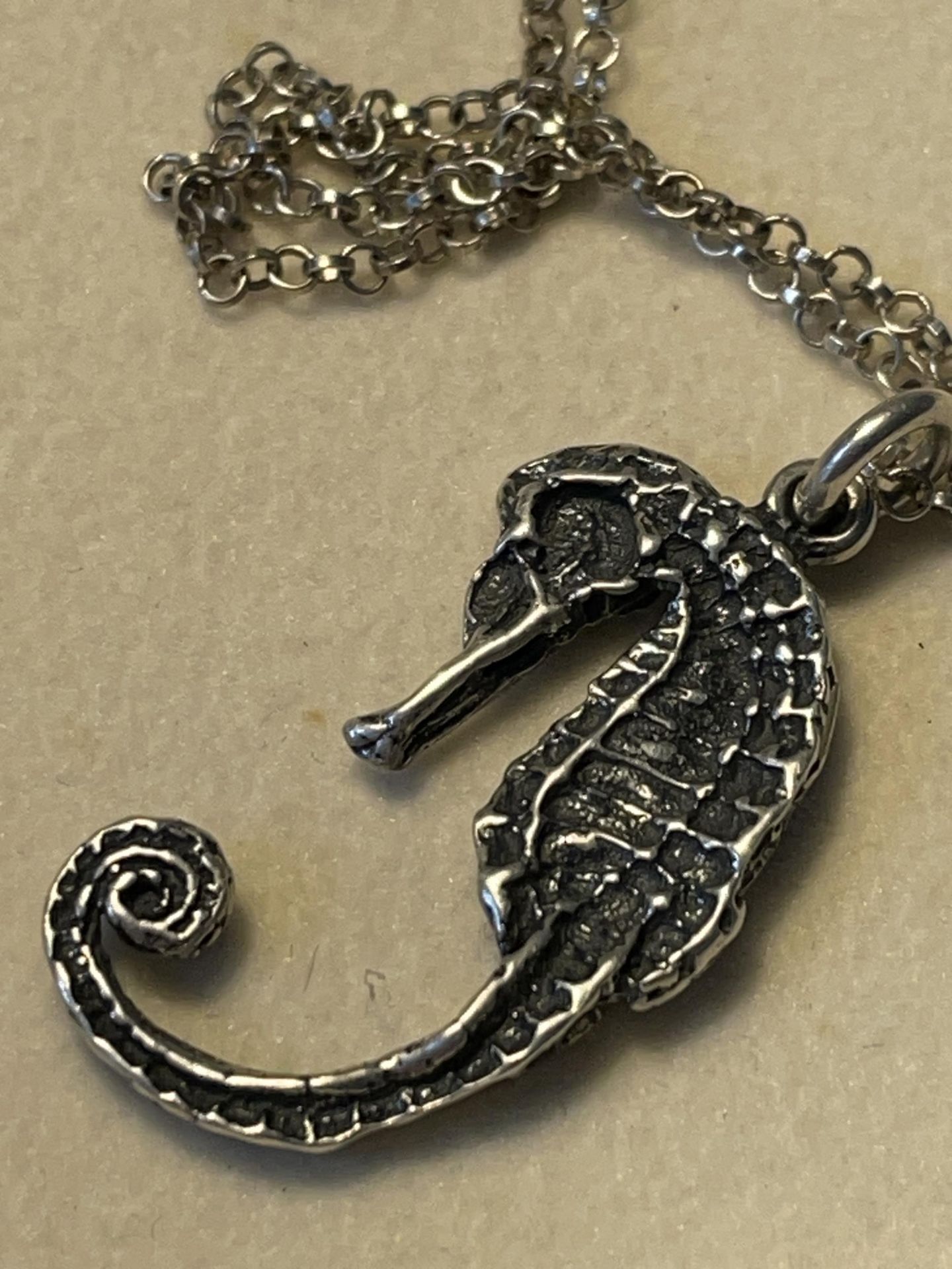 A MARKED 925 SILVER SEAHORSE PENDANT ON A NECKLACE IN A PRESENTATION BOX - Image 3 of 3