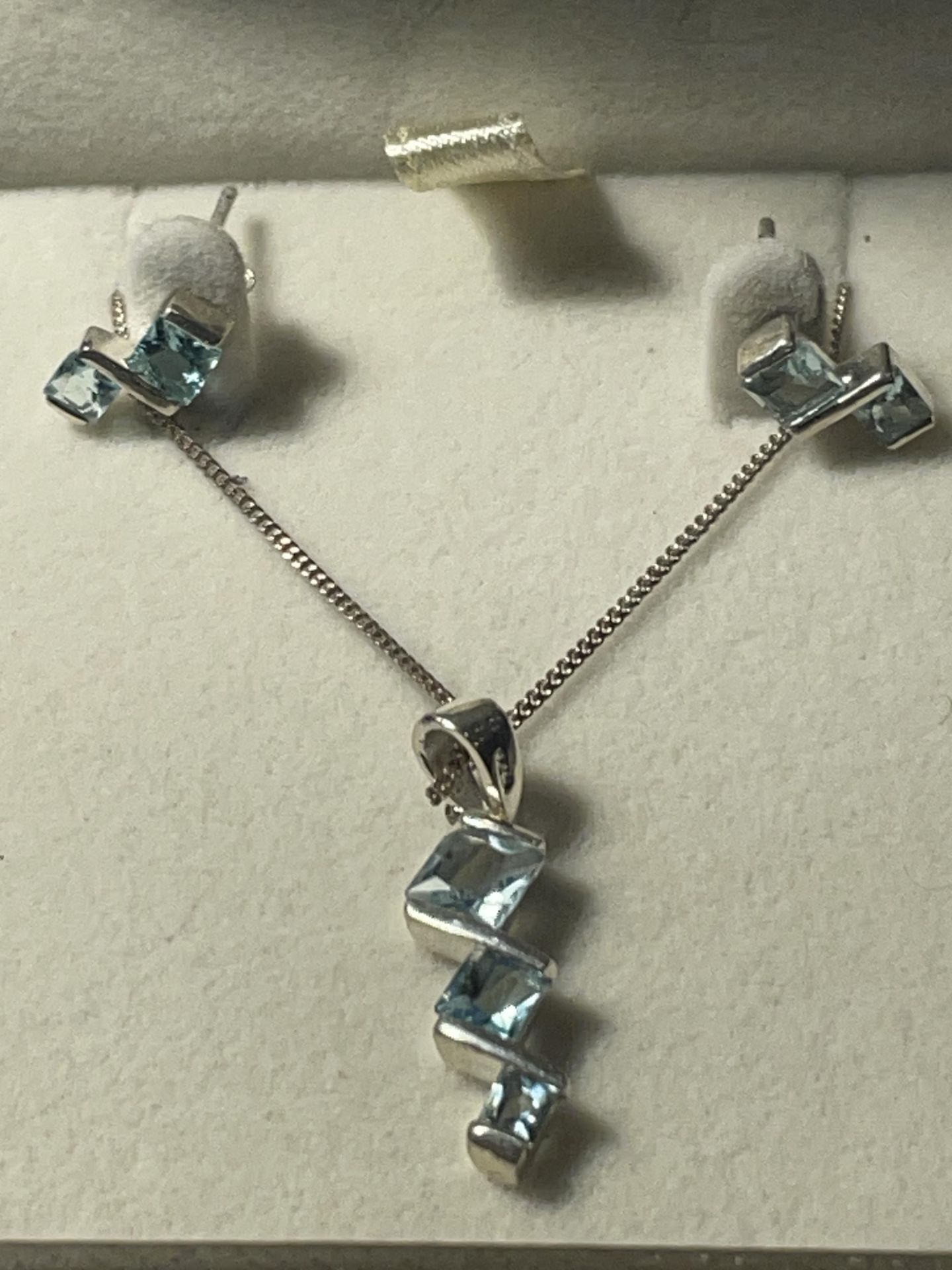 A SILVER NECKLACE AND EARRING SET WITH AQUAMARINE COLOURED STONES IN A PRESENTATION BOX - Image 2 of 4