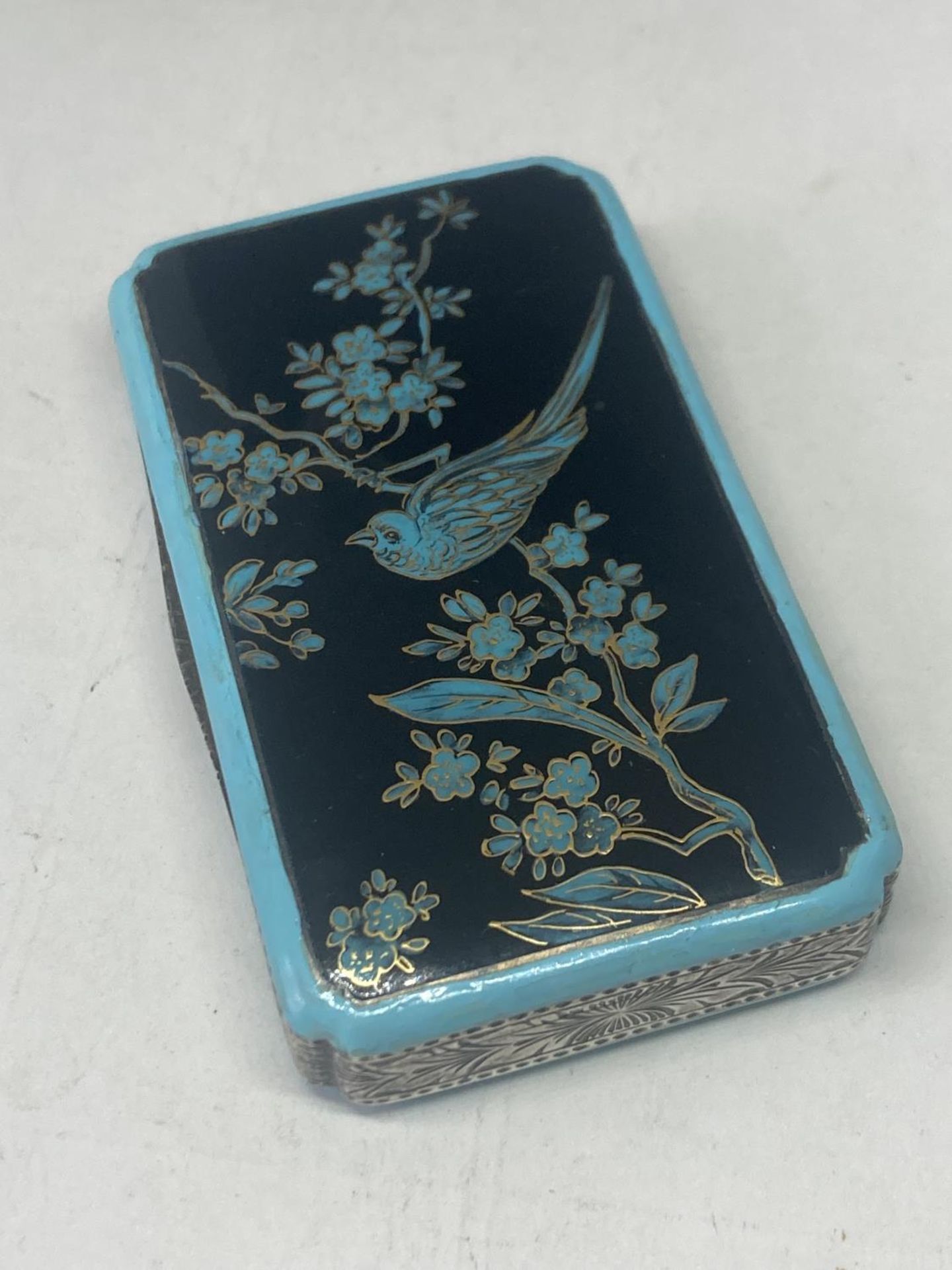 A SILVER AND ENAMEL TRINKET BOX WITH A TURQUOISE BLUE AND BLACK ORIENTAL BIRD DECORATION - Image 2 of 8