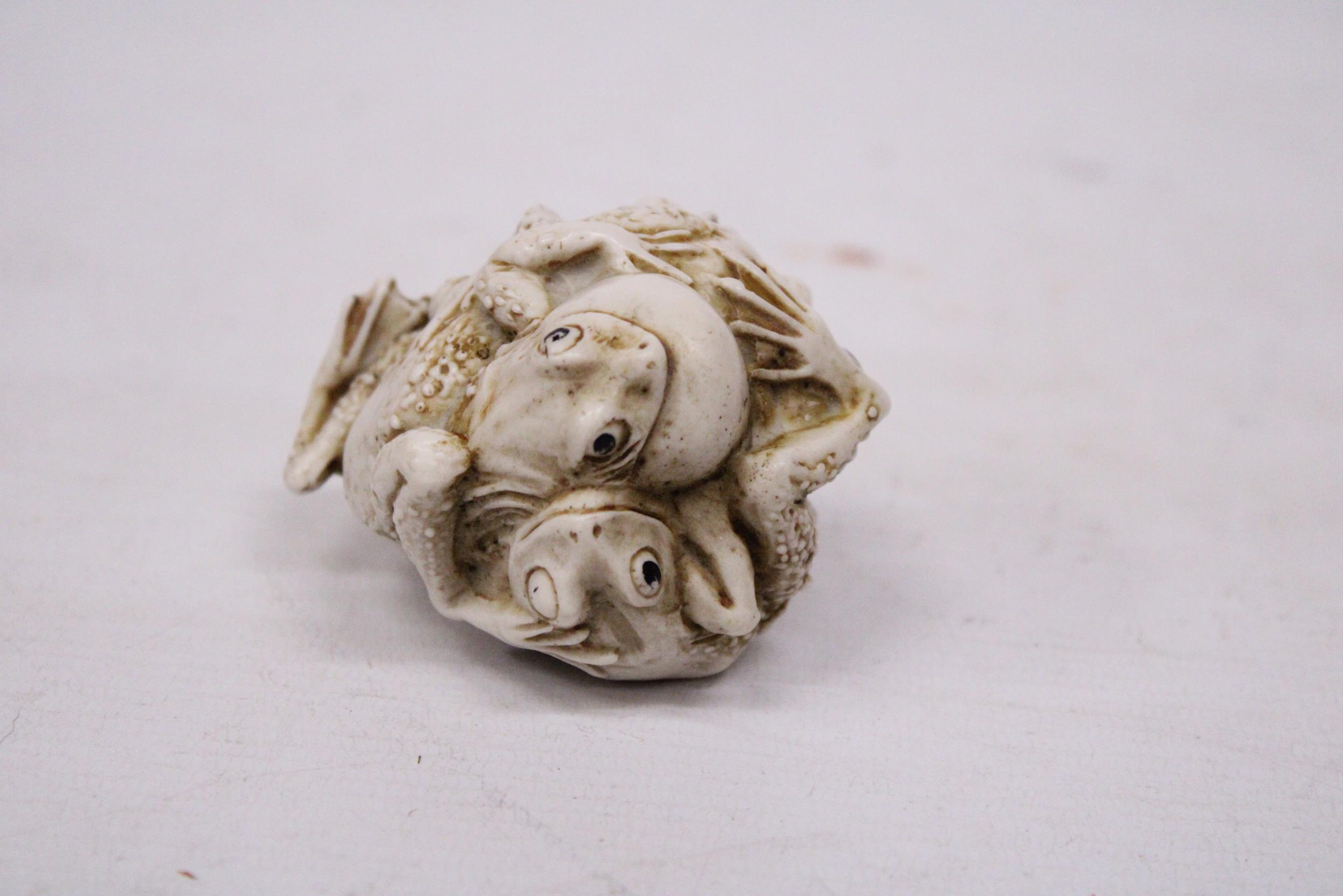 A HAND CARVED ORIENTAL FROG ORNAMENT - Image 6 of 6