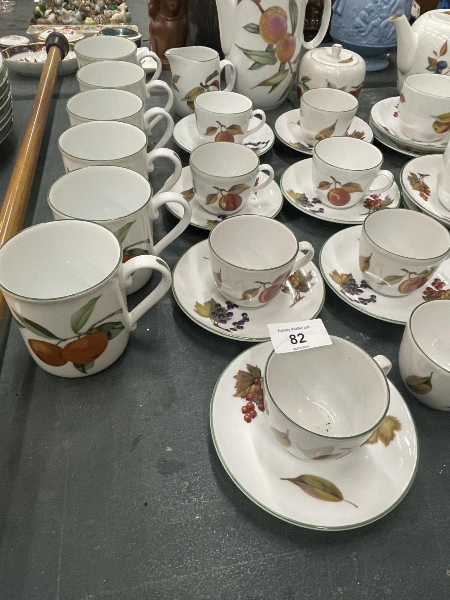 A LARGE COLLECTION OF ROYAL WORCESTER EVESHAM TEA AND COFFEE WARE TO INCLUDE TEAPOT, COFFEE POT, - Bild 7 aus 8