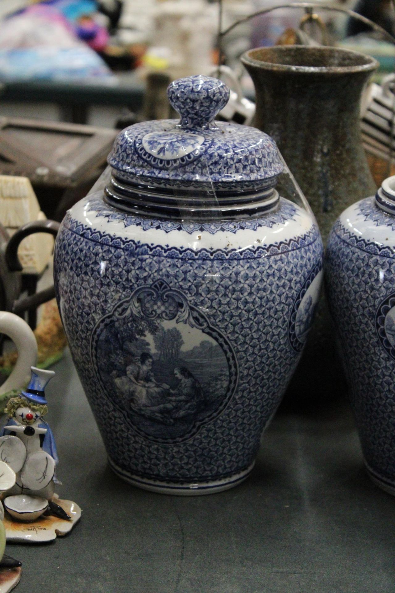 FOUR CERAMIC ITEMS TO INCLUDE A LOSOL WARE CHAMBER POT, TWO LARGE BLUE AND WHITE POTS, ONE WITH A - Image 4 of 5