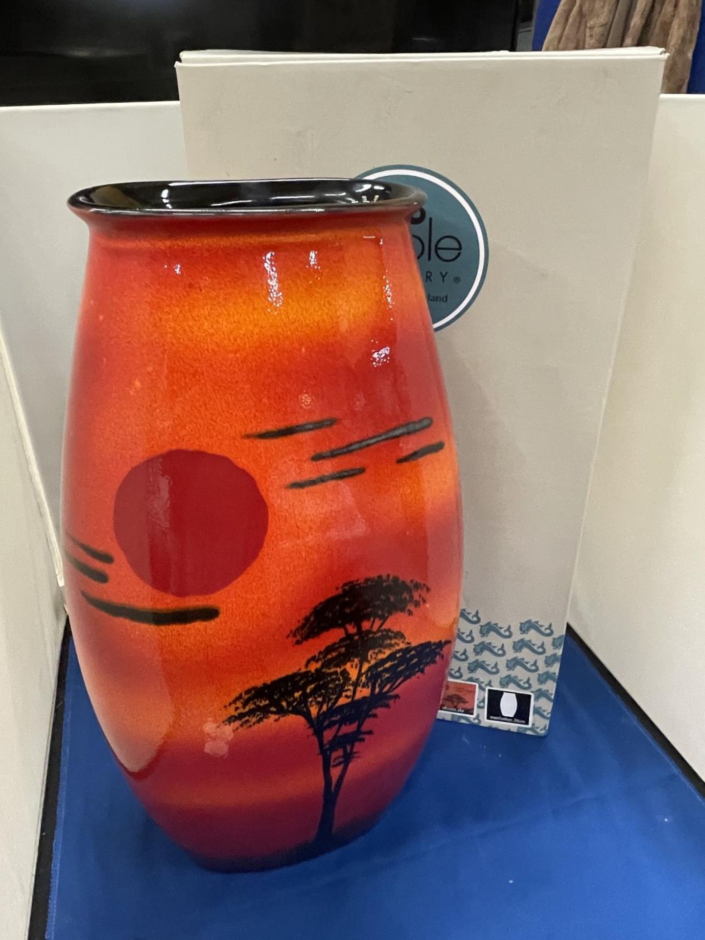 A POOLE POTTERY MANHATTON VASE WITH AFRICAN SKY DESIGN 36CM TALL WITH ORIGINAL BOX