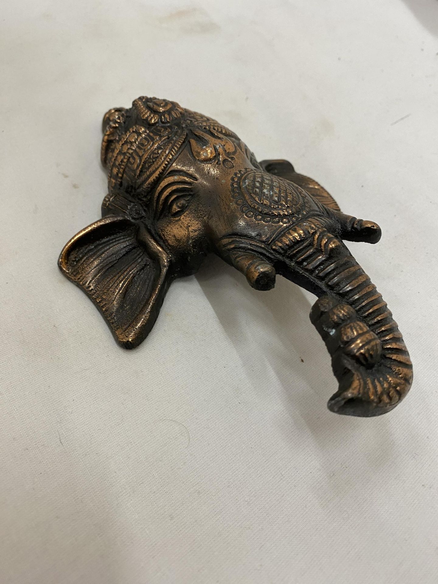 A BRONZE GANESHA SCULPTURE - Image 2 of 3